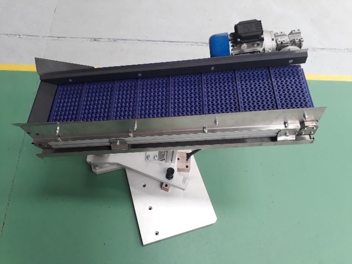 Compact modular belt conveyor with modular plastic belt on a stand